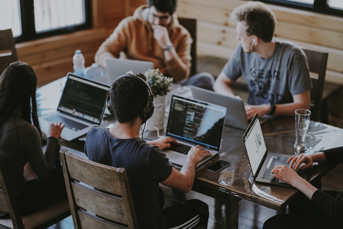 Equipa a colaborar numa sessão de trabalho